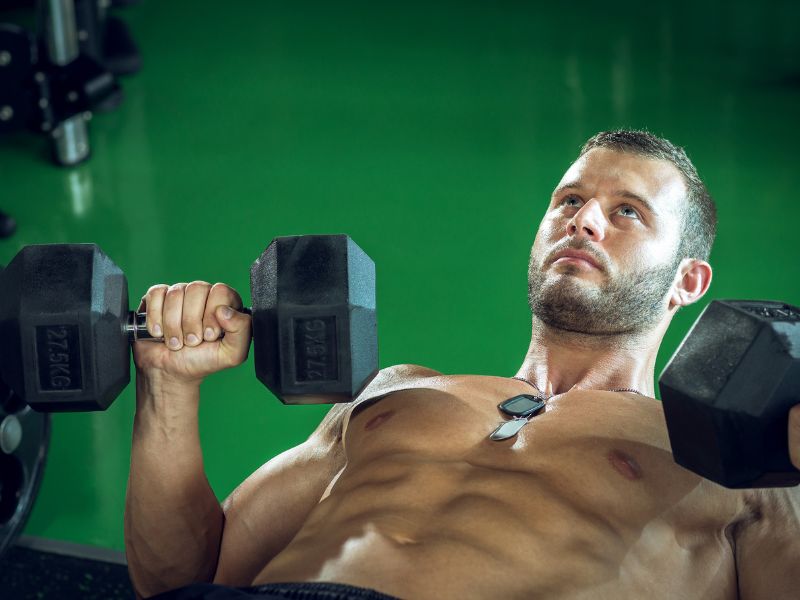 crucifixo com halteres