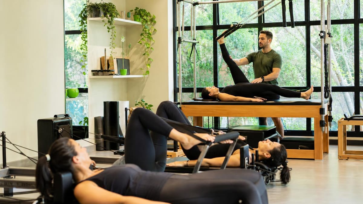 educador físico que pode dar aula de pilates fazendo exercícios com os alunos educador físico que pode dar aula de pilates fazendo exercícios com os alunos