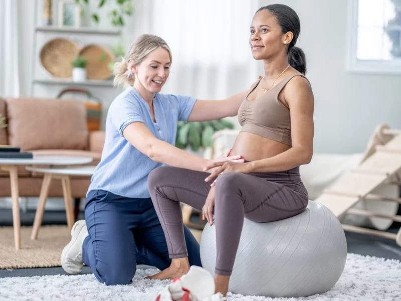 fisioterapeuta atendendo paciente grávida fisioterapeuta atendendo paciente grávida